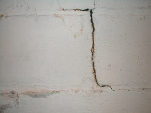 Vertical cracked wall