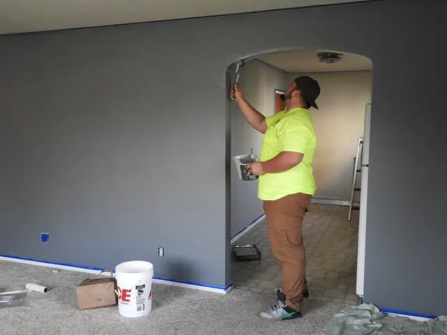 Painter paint a house